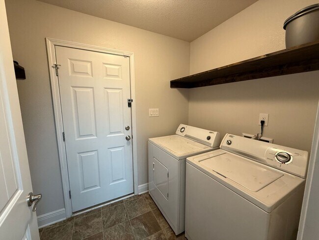 Building Photo - Pensacola - Logan Place - 3 bedroom, 2 bat...
