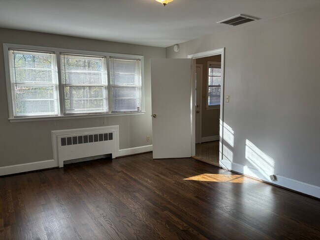 Building Photo - Hamilton Lakes Park Area 3 BR in Grimsley HS District