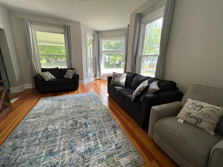 Living Room - 401 N Main St