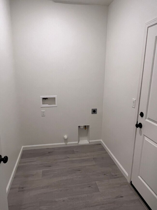 Building Photo - BEAUTIFUL NEWER HOME IN WEST ROSEVILLE!!