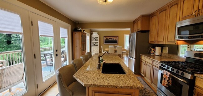 Building Photo - Off-Season Rental | Available 10/15/25 – 5...