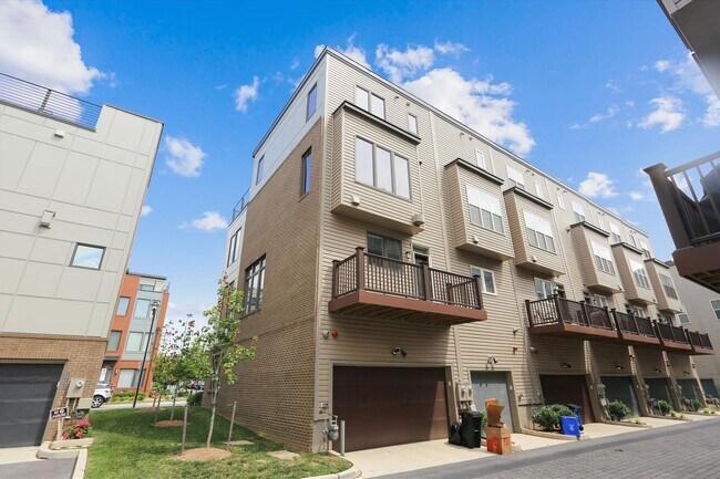Building Photo - Luxury END-UNIT garage townhouse - 4BD/4.5BA!