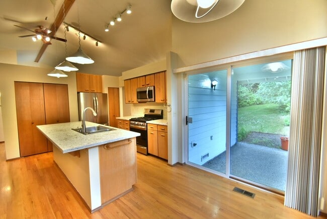 Building Photo - 3bd/2ba Woodinville Home