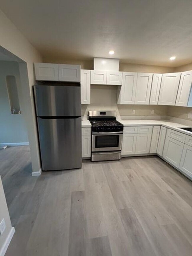 Building Photo - Totally remodeled 3 bedroom 2 bathroom sin...