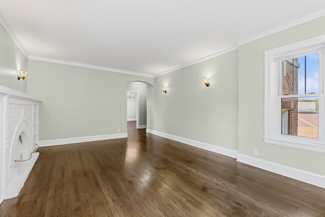 Building Photo - 5742 N Francisco Ave