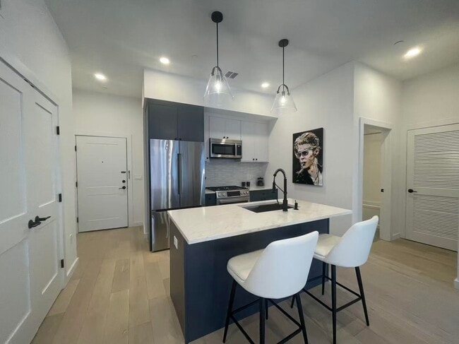 Building Photo - 425 3rd St