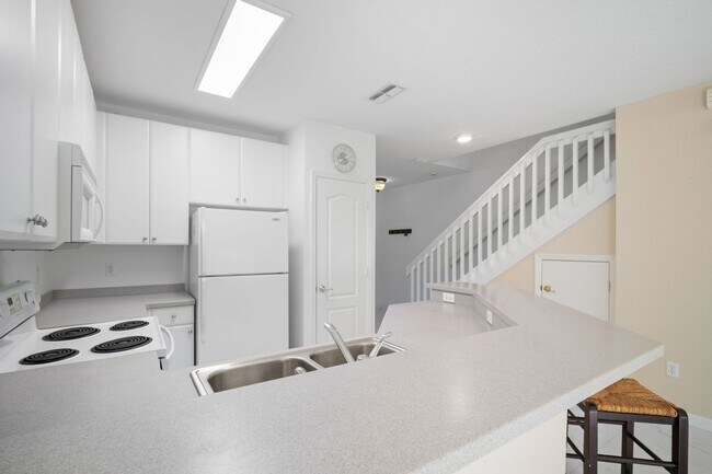 Building Photo - Charming 2-bedroom, 2.5-bathroom townhome ...