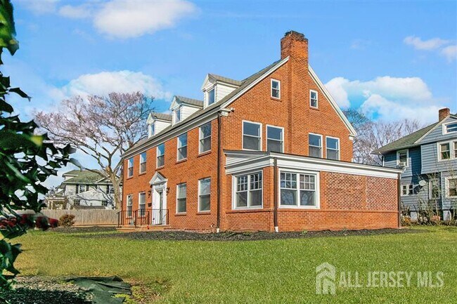 Building Photo - 10 Codington Pl