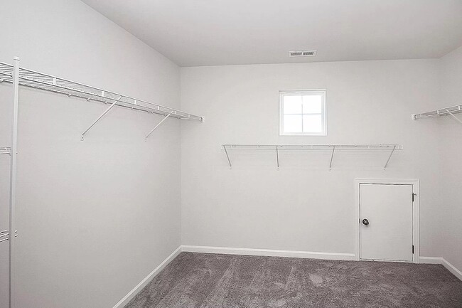 Building Photo - Home with 4 bedrooms, 3 full baths Fence in Yard