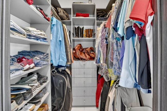 Building Photo - 334 Isle of Capri Dr