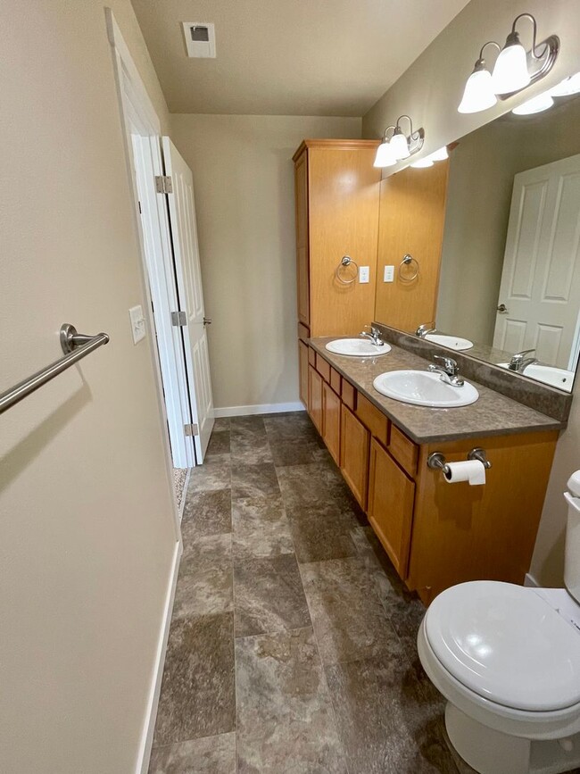 Building Photo - 3 Bedroom 2.5 Bathroom Townhome in Cordata...