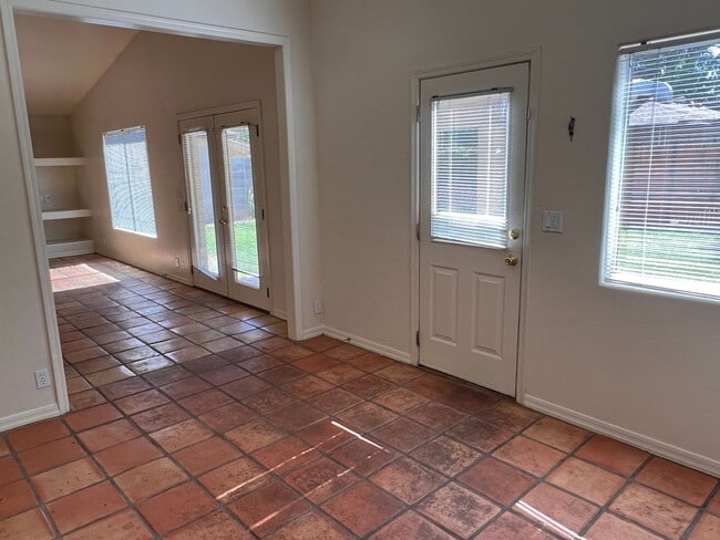 Building Photo - Tempe 2 Bed, 1 Bath Duplex Back Unit with ...