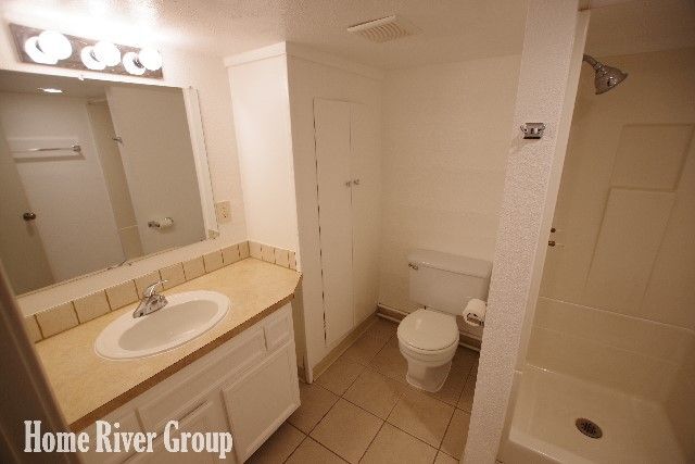 Building Photo - 219-B