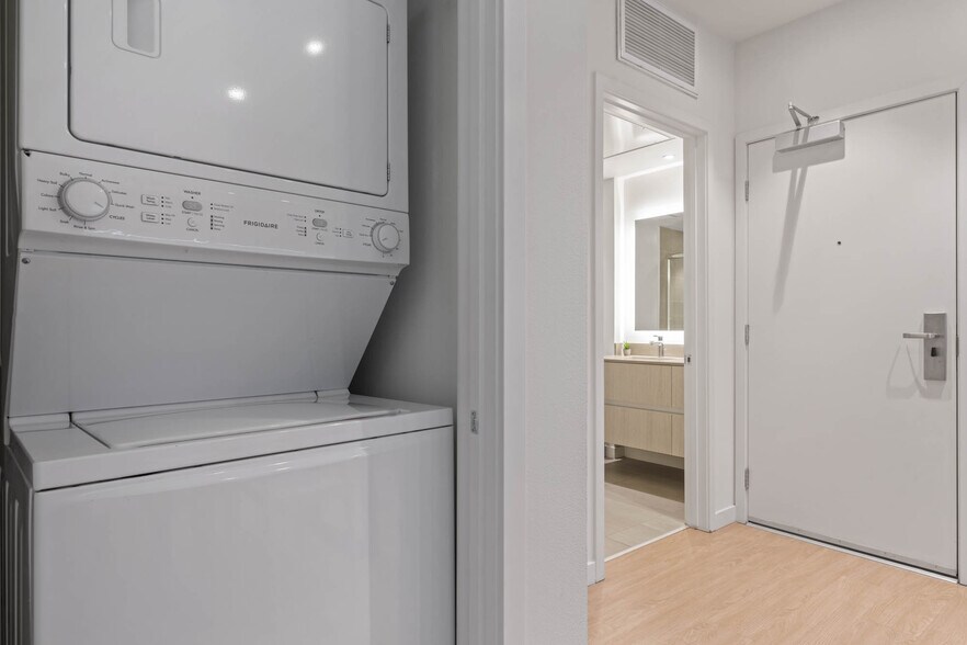 Building Photo - 5851 W 88th-Serenity Suite 318C-88