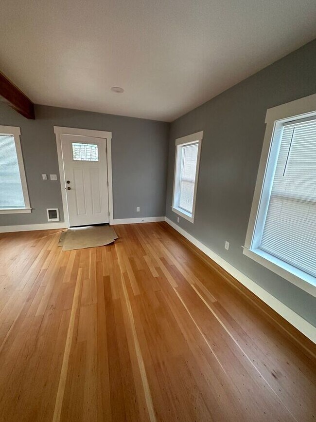 Building Photo - Beautifully remodeled 3 Bedroom 1 3/4 bath Home in Tacoma!