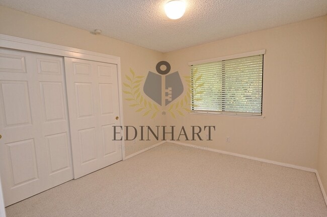 Building Photo - 6447 N Vagedes Ave