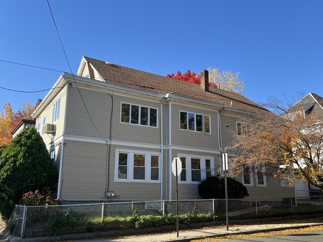 Building Photo - 226 School St