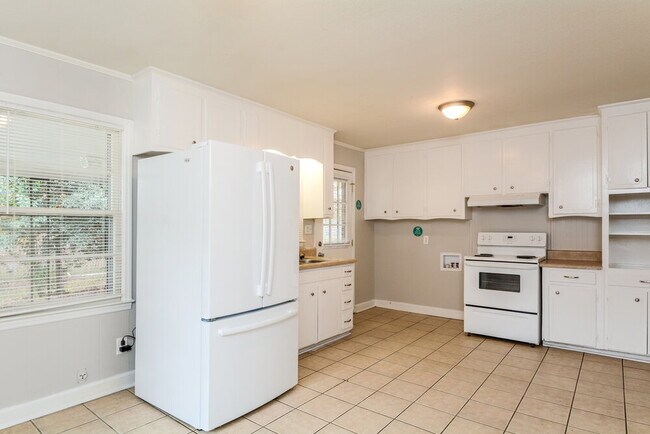 Building Photo - 110 E Crestview Dr