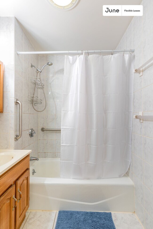 Primary Photo - Queen bedroom in 3 bed/1 bath Home