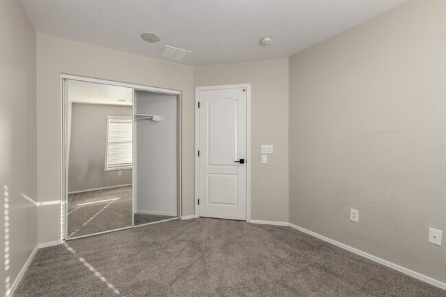 Building Photo - 3 Bed, 2 Bath in Gated Val Vista Classic