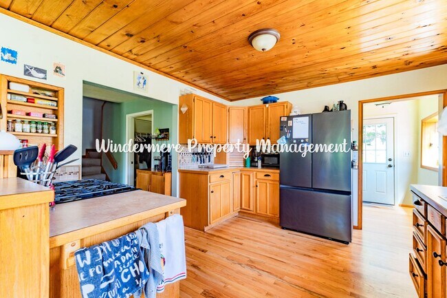 Building Photo - Peaceful and bright 3 bed in Kingston, walk to ferry, with Dry Sauna!