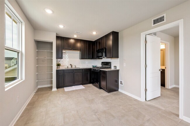 Building Photo - 1500 Arbor Knot Dr