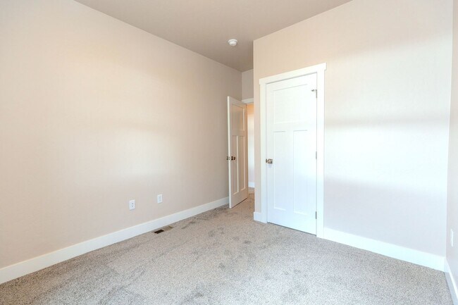 Building Photo - Beautiful 3 Bed/ 2 1/2 Bath Townhomes