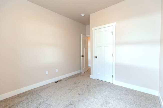 Building Photo - Brand new Townhomes