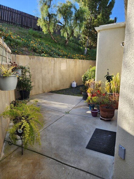 Building Photo - 1032 Orpheus Ave