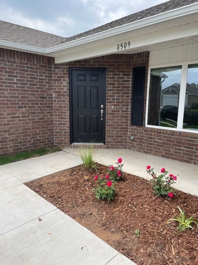 Building Photo - Beautiful new 4 bedroom in Bixby