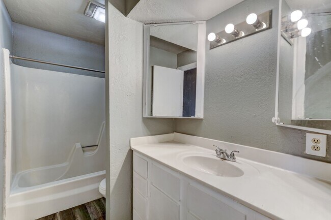 Building Photo - 4 bed 1.5 bath duplex in Midwest City
