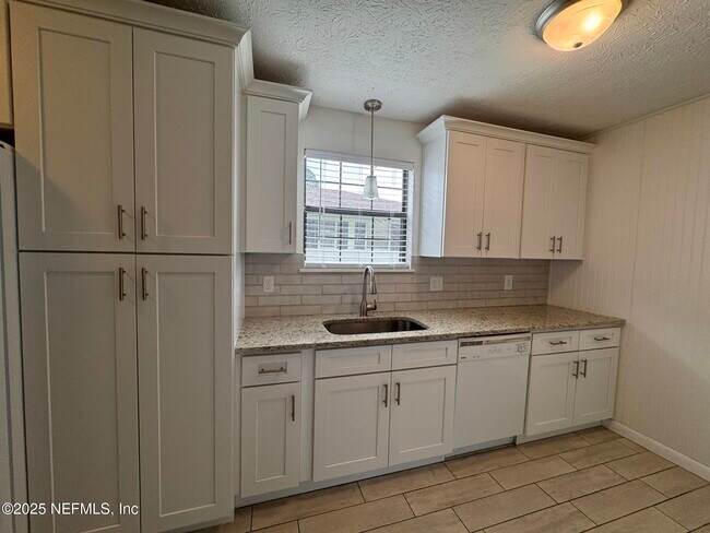 Building Photo - 3855 Mandarin Woods Dr S