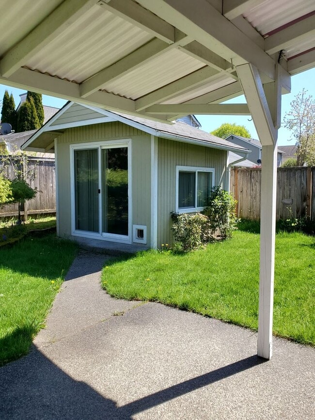 Building Photo - Great 3 bedroom home available now!