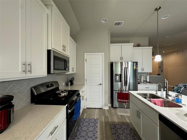 Building Photo - 441 Saturnia Dr