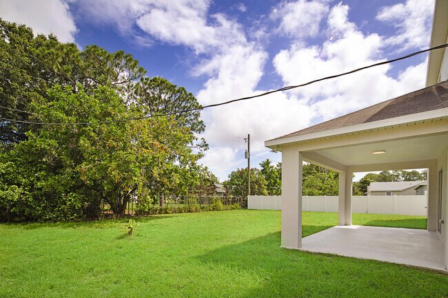 Building Photo - 617 SE Karrigan Terrace