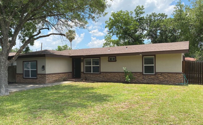 Building Photo - Beautiful 4 bedbroom 2 bath home in McAllen.