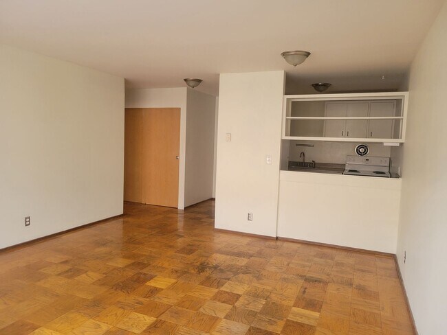 Interior Photo - 525 E Roy St