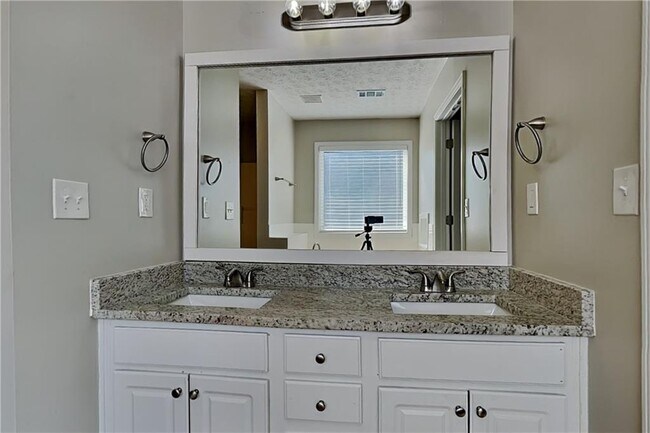 Building Photo - 917 Tucker Ln