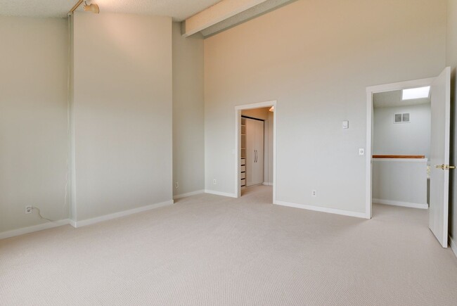 Building Photo - 3 Bedroom Condo on West Beach Bluffs