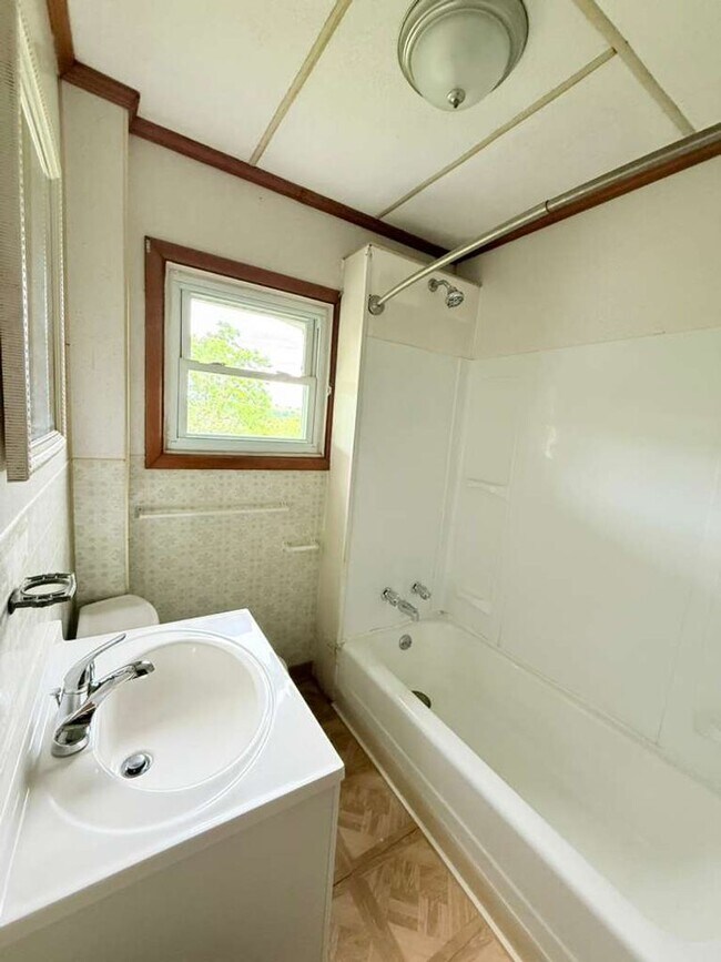 Building Photo - Spacious 2 bedroom house in Penn Hills!!!