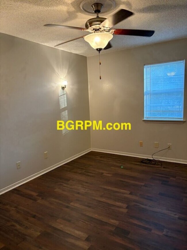 Building Photo - 3 BD, 1 1/2 BA, Home in Sherwood