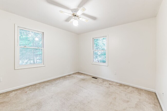 Building Photo - Country Charmer 3Bd/2.5Bth colonial home w/ 2 car garage on 1 acre! $1000 first month credit!