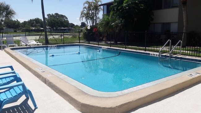 Building Photo - Annual furnished/Seasonal/short term 2 bedroom 1 1/2 bath top floor, renovated condo near Siesta ...