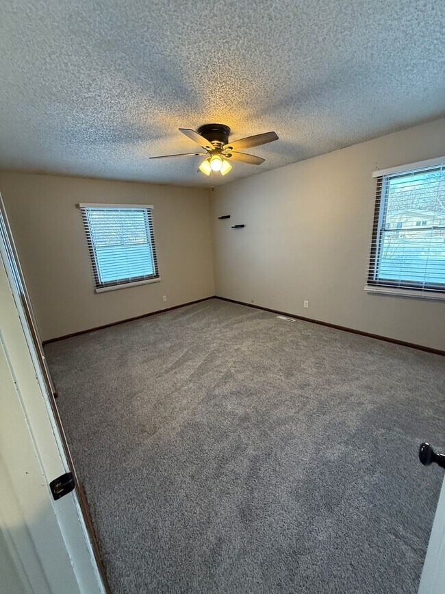 Building Photo - Welcome to this charming 3-bedroom, 2-bathroom home located in the heart of East Grand Forks, MN.