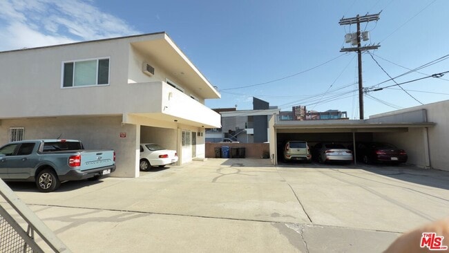 Building Photo - 979 S Kingsley Dr