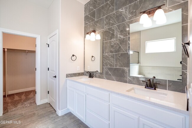 Building Photo - 13368 Emerald Glass Dr