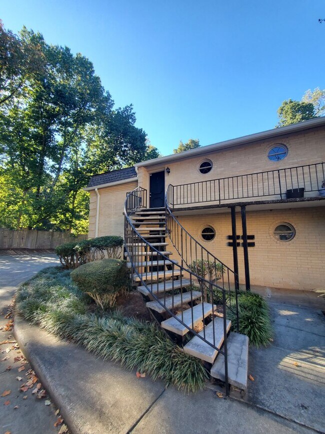 Building Photo - Charming 1-Bedroom Condo in Prime Sandy Sp...