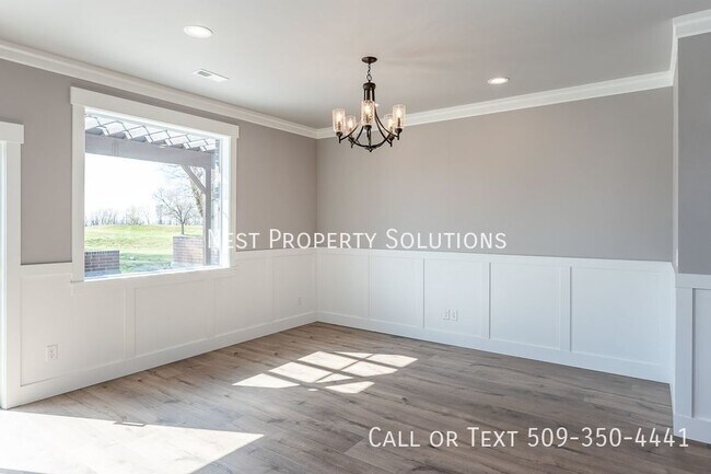 Building Photo - 1213 Rd F .2 NE