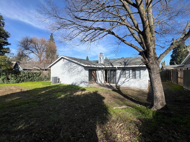 Building Photo - SPACIOUS 3 BED/2 BATH WITH REMODELED KITCH...