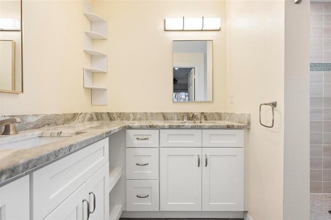 Building Photo - 1804 Oak View Dr